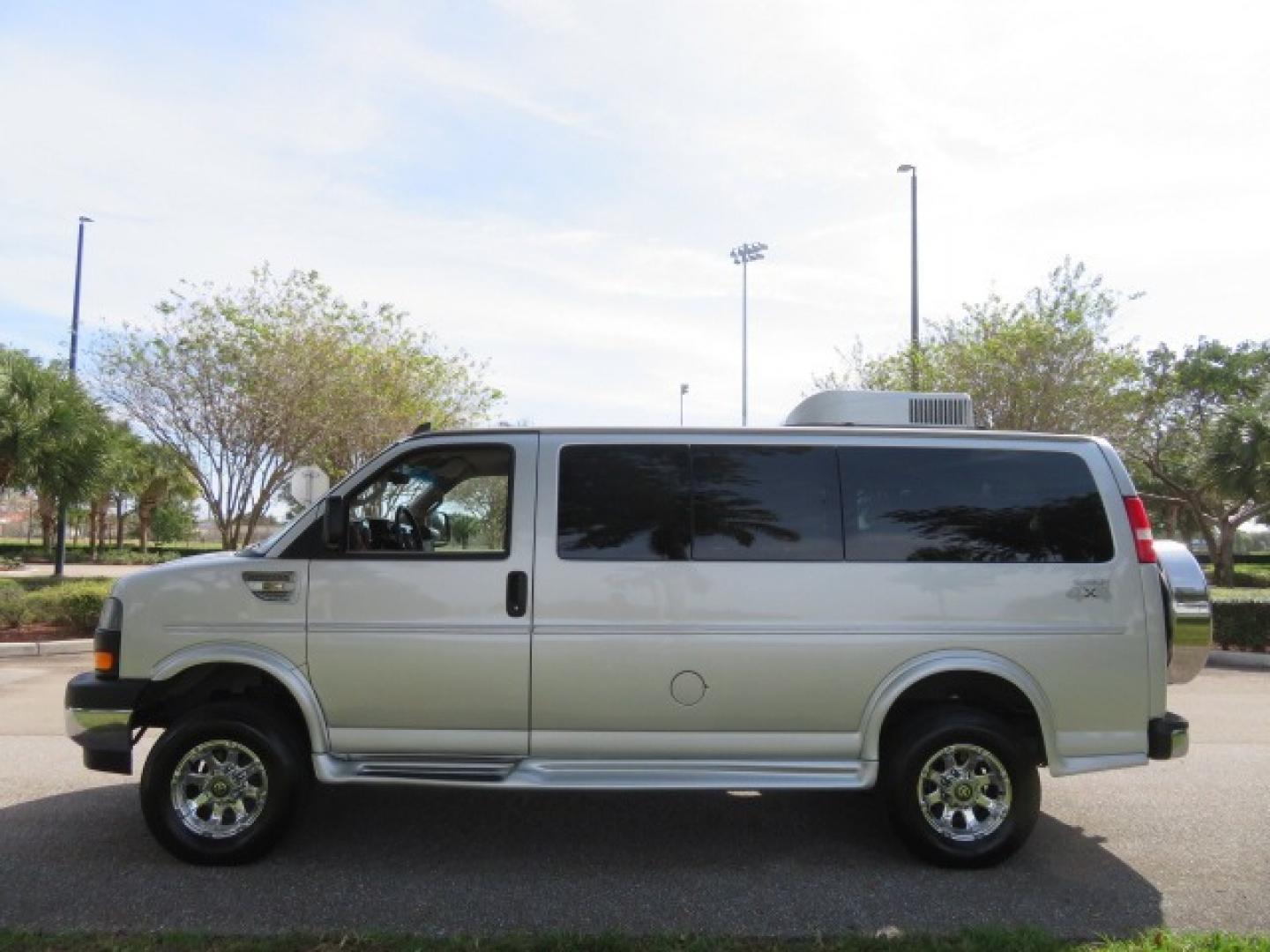 2017 Silver /Tan GMC Savana (1GTW7AFG6H1) , 4x4 transmission, located at 4301 Oak Circle #19, Boca Raton, FL, 33431, (954) 561-2499, 26.388861, -80.084038 - Photo#9